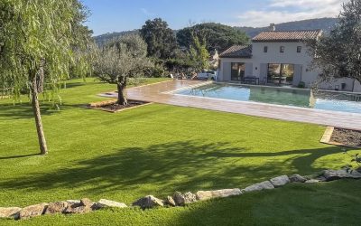 Jardin en gazon synthétique à Gassin (83)